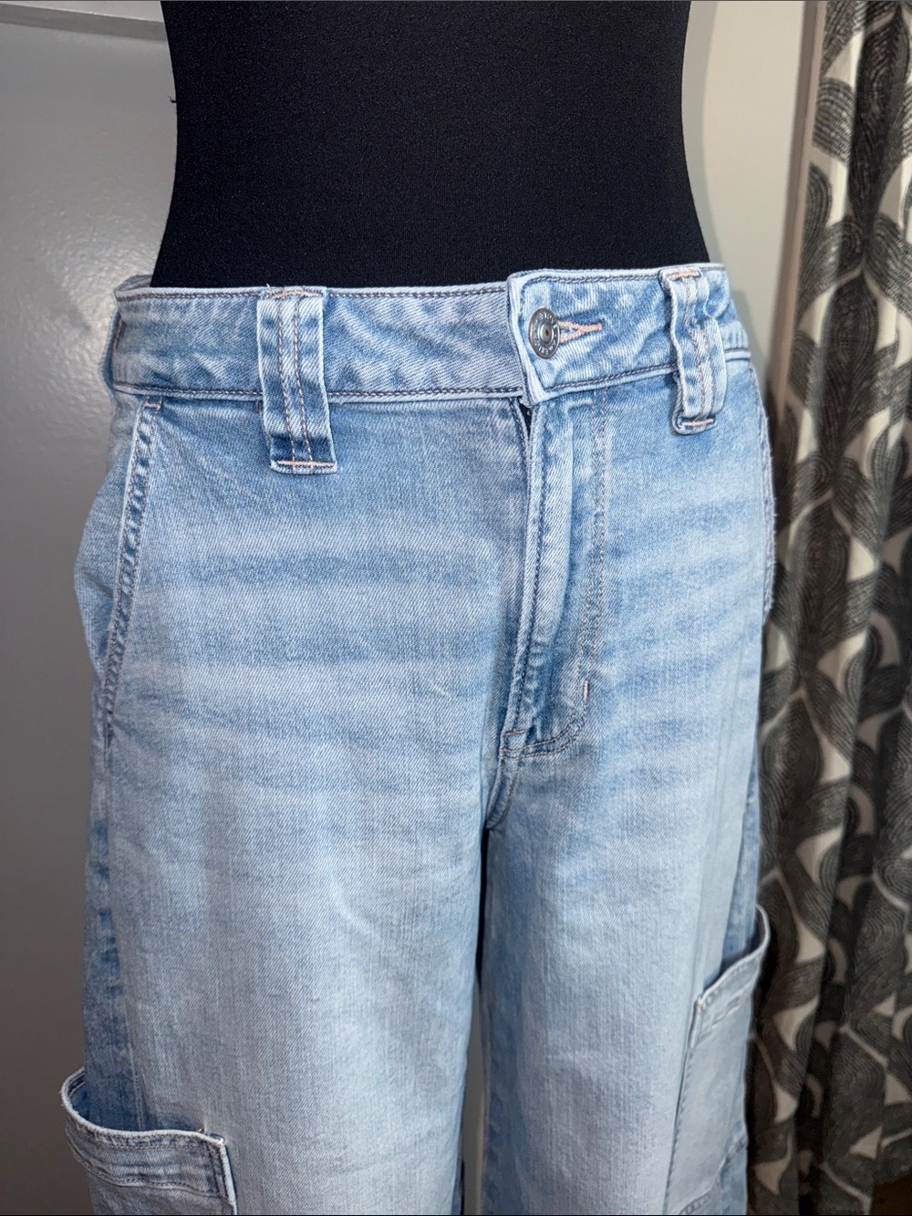 American Eagle Light Wash Stretch Denim Cargo Wide Leg Pants Size 4 - Picture 4 of 11